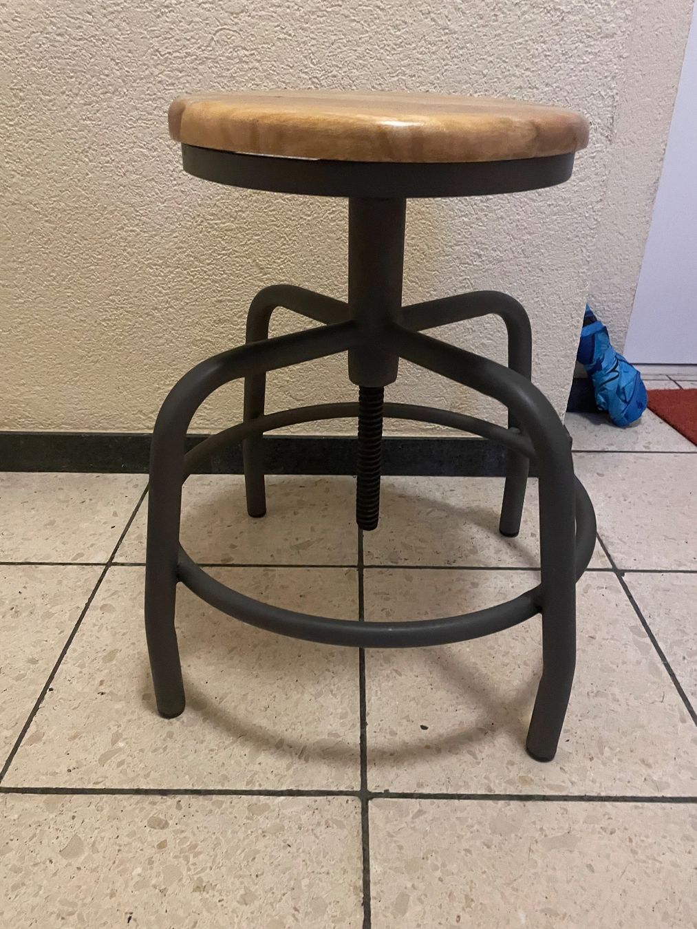Tabourets: Retro Fabrik Hocker höhenverstellbar – D'occasion à Dübendorf par rocki07 2