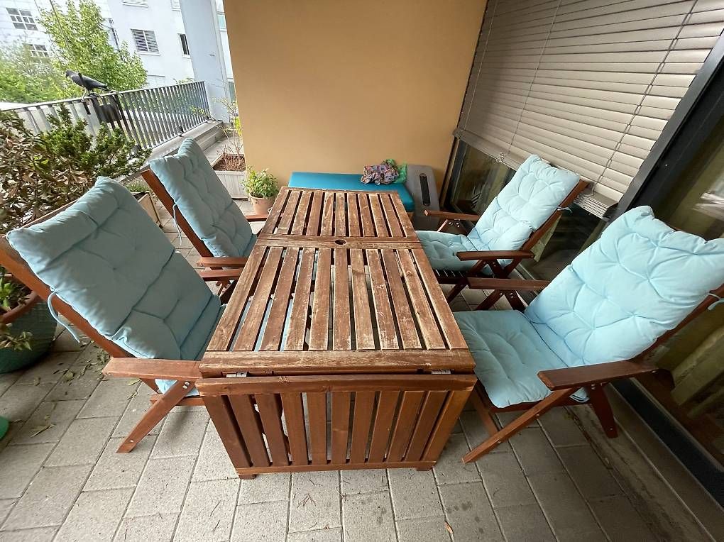 Ikea Set di tavolo e panche: Ikea-Gartentisch mit 4 Stühlen und Sitzkissen – Usato da Zug venduto da pra_h2zn