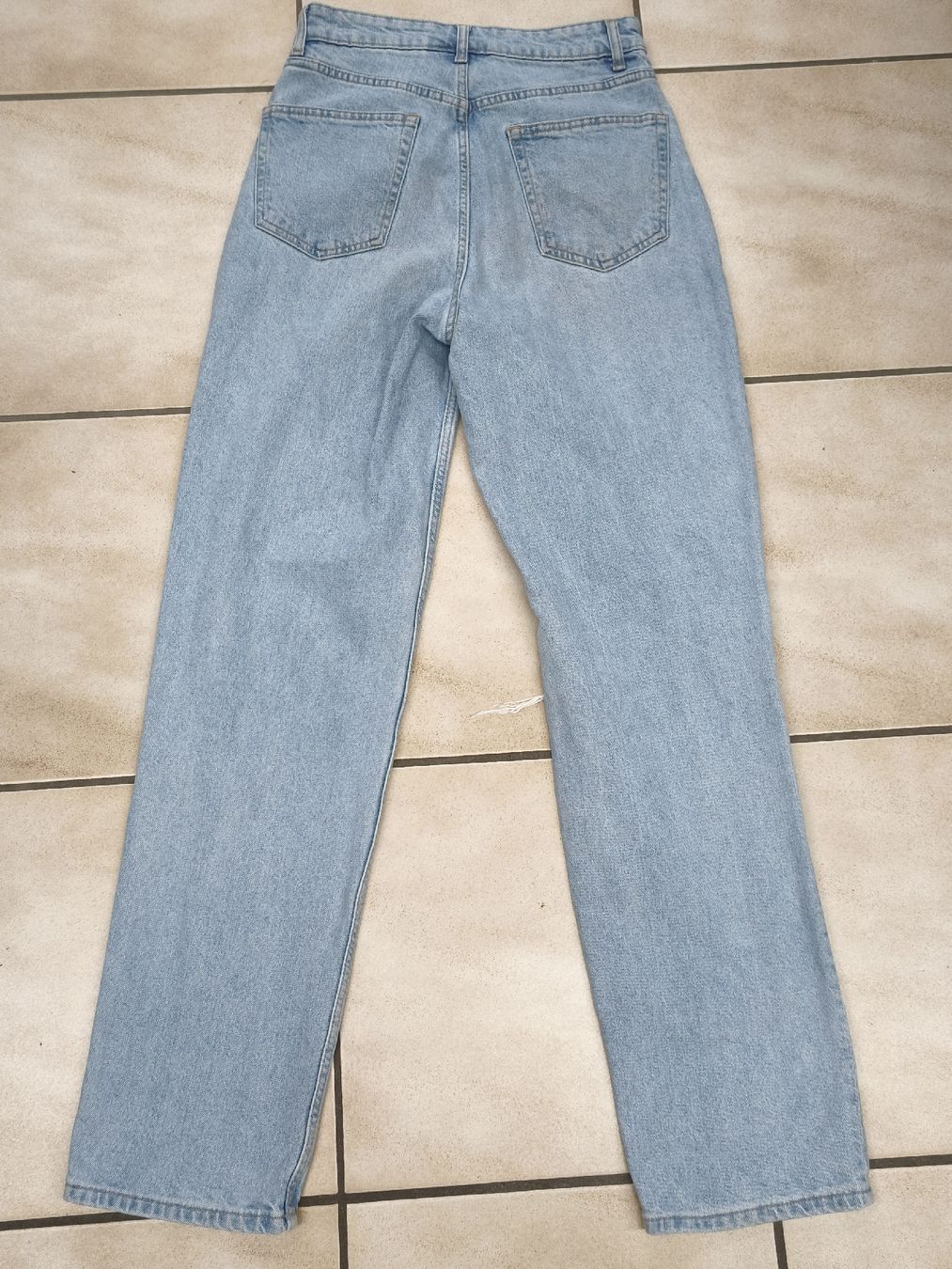 H&M Jeans: H&M Divided Jeans hellblau mit Rissen Grösse 36 – Nuovo (secondo la descrizione) da Emmetten venduto da SecondhandSiska 4