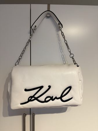 Karl Lagerfeld Tasche weiss mit Kettendetail / Schriftzug