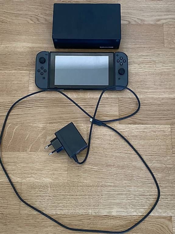 Nintendo Console: Nintendo Switch mit Joy-Cons + Dock & Ladekabel  (gebraucht) – Usato da Suhr venduto da budalic 3