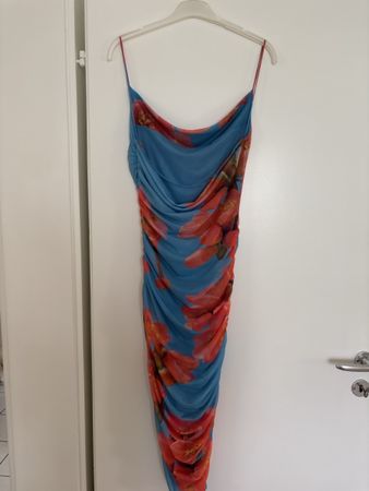 Abito estivo Zara blu con fiori rossi, taglia M.