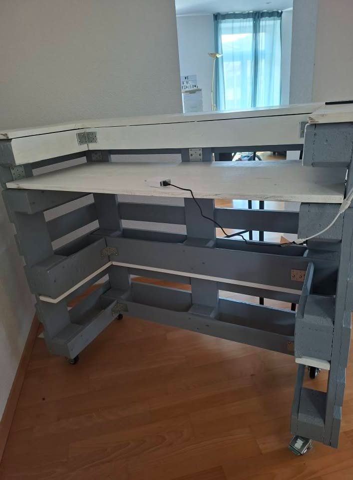 Allestimento di negozi e stand fieristici: Palettenbar mit Stühlen – Usato da Glarus venduto da GabyThomas 4