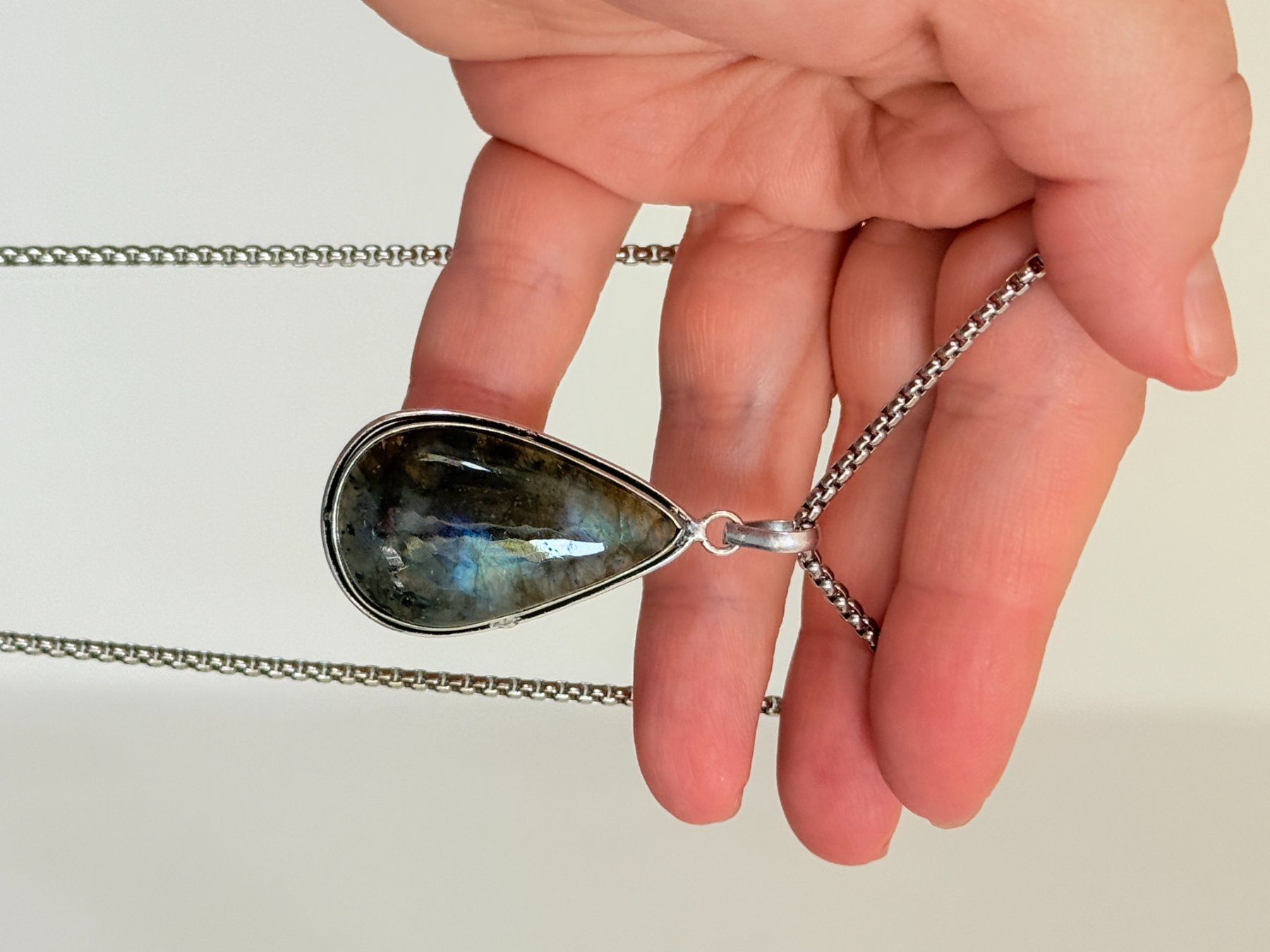 Catenine: Collier avec pendentif labradorite forme goutte – Nuovo e nell'imballaggio originale da Genève venduto da AGBERG 7