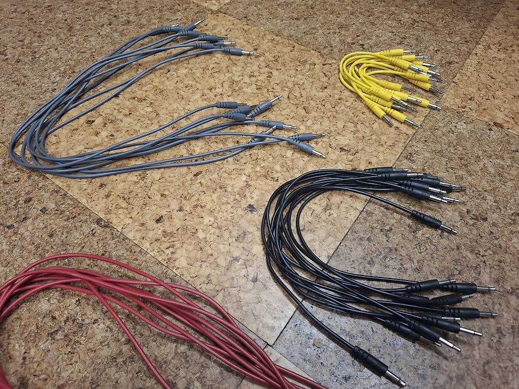 Musikinstrumente: Eurorack Patchkabel Set Doepfer und Tiptop – Gebraucht aus Port von Sinusgenerator 1