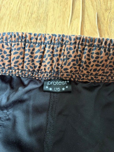 Protest Pantalons: Schöne Protest Mädchen Shorts Grösse 176 – D'occasion à Hohenrain par Kiendan 3
