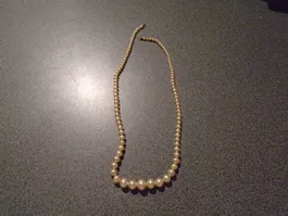 Kette weisse Perlen