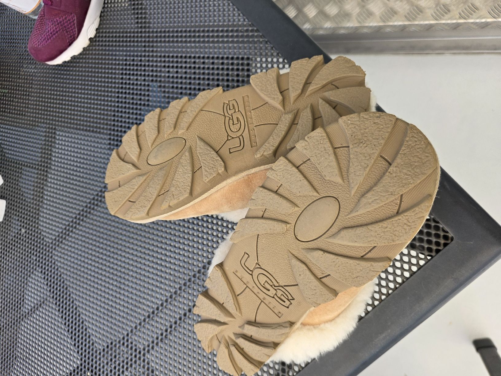 Ugg Scarpe da donna: UGG Hausschuhe Grösse 39 – Usato da Oberbüren venduto da UC1987 2