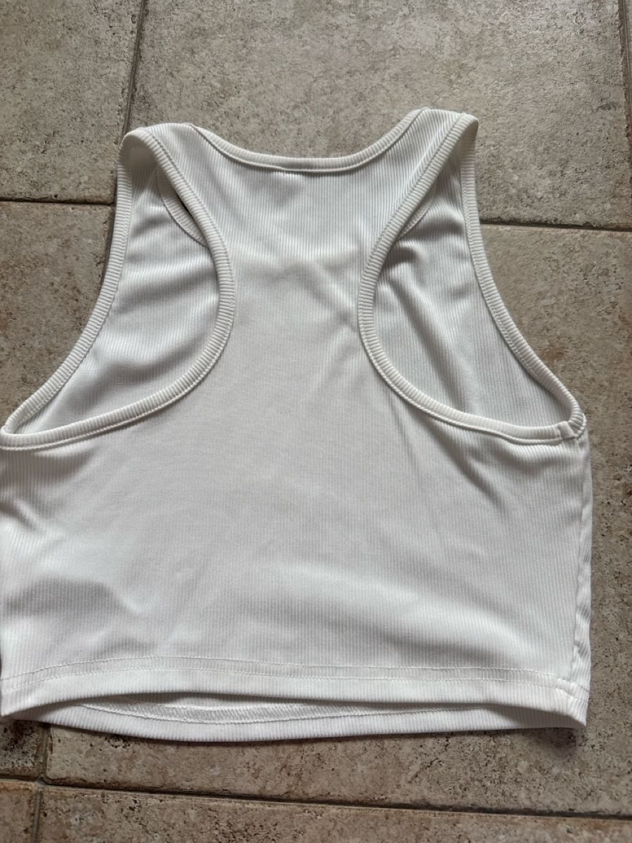 Tops: Weisses Top mit Racerback-Style (Grösse S) – Gebraucht aus Pratteln von syr_g2ql 1