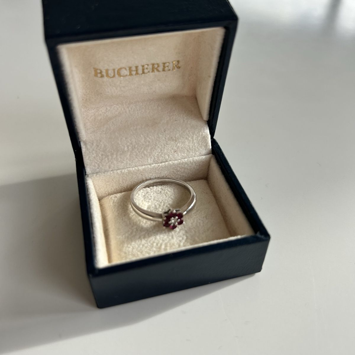 Bucherer Ringe: Bague Bucherer or blanc diamants et rubis taille 53 – Neu (gemäss Beschreibung) aus Lausanne von mmangiol