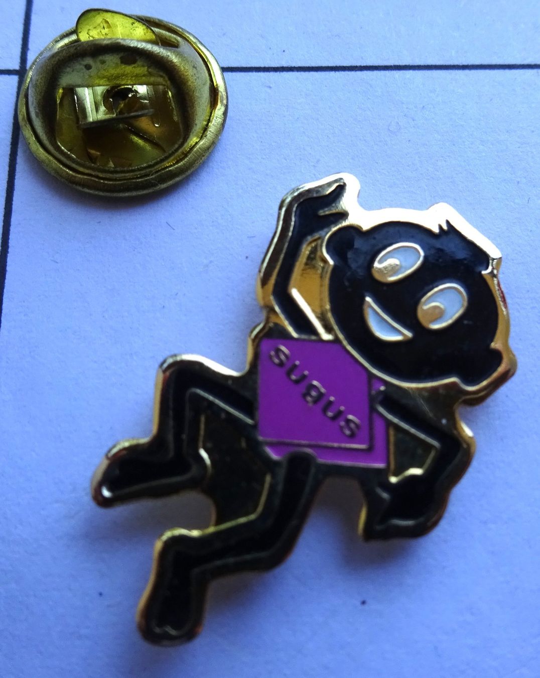 Plaketten & Abzeichen: Pin SUGUS Männlein schwarz Lilla – Gebraucht aus Utzenstorf von BUtter81