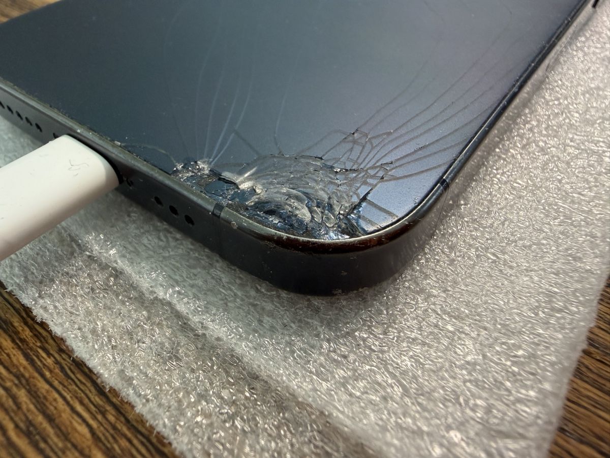 Apple Handys / Smartphones: GLASBRUCH: iphone 15 Pro – Defekt aus Langenthal von fluehmann_ 6