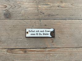 Altes Emailschild "Oeffnet sich..."