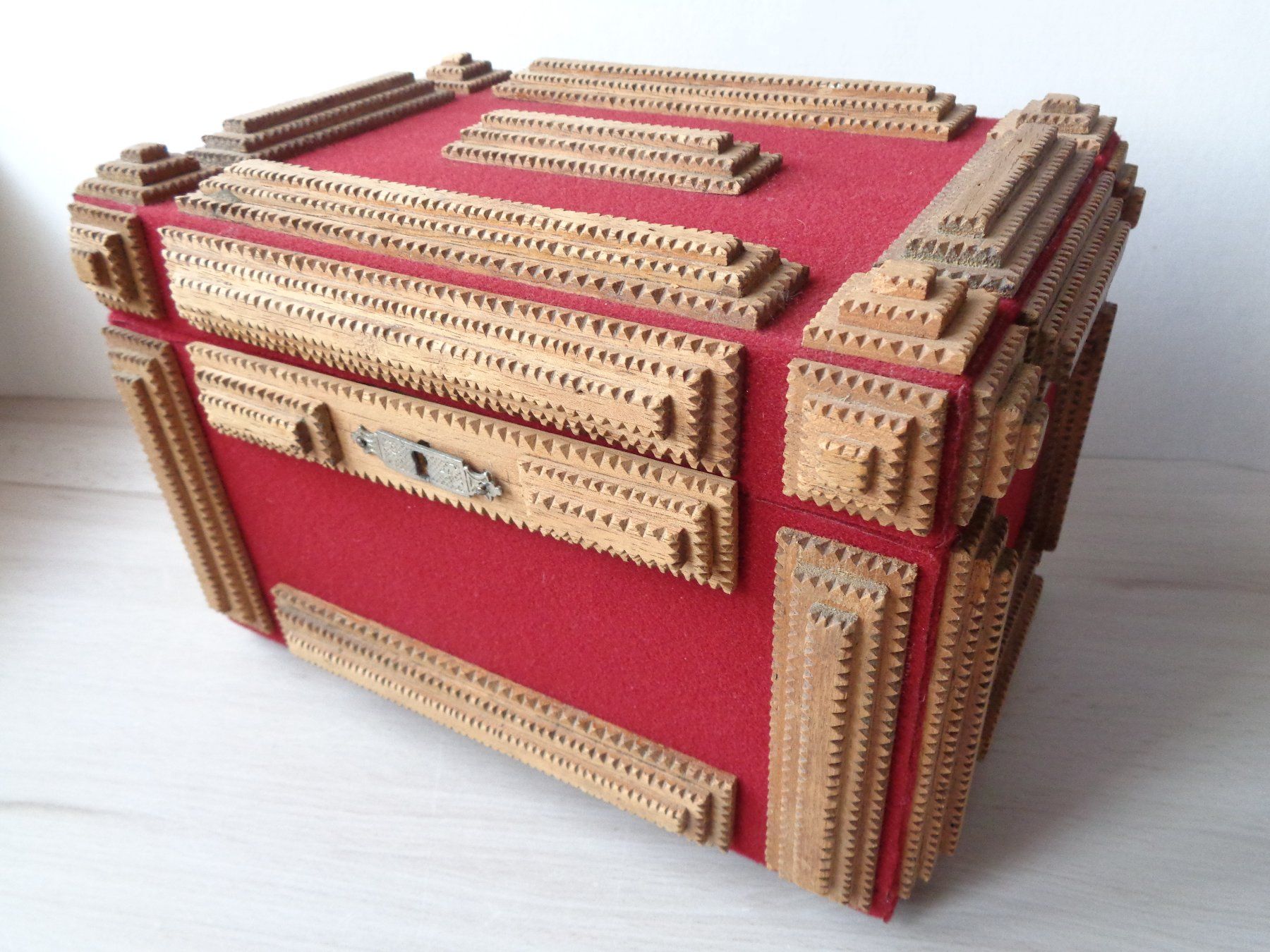 Cassapanche: HOLZ SCHATULLE SCHMUCK-KISTE HANDARBEIT – Usato da Henggart venduto da Pascha22