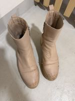 Bottines Camper en cuir beige / nude à semelle crantée