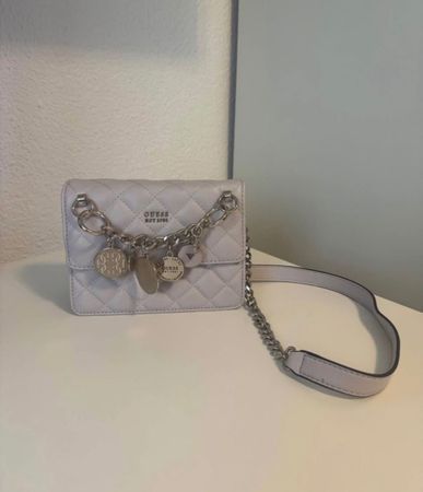 Guess Umhängetasche Stepp Lila mit Anhängern