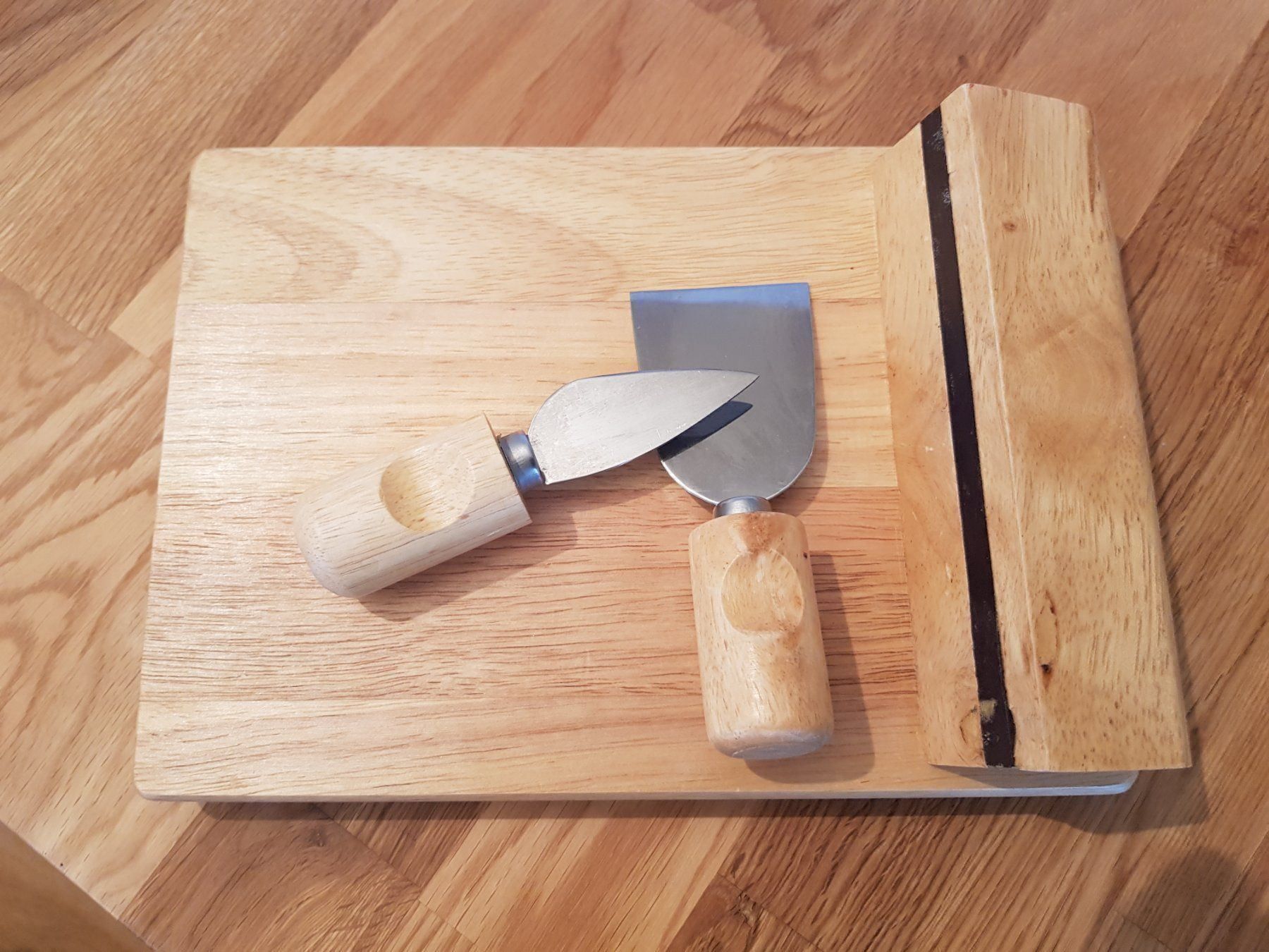 Articoli in legno: Käse-Brett mit zwei Messern – Nuovo (secondo la descrizione) da St. Gallen venduto da chilly81 3