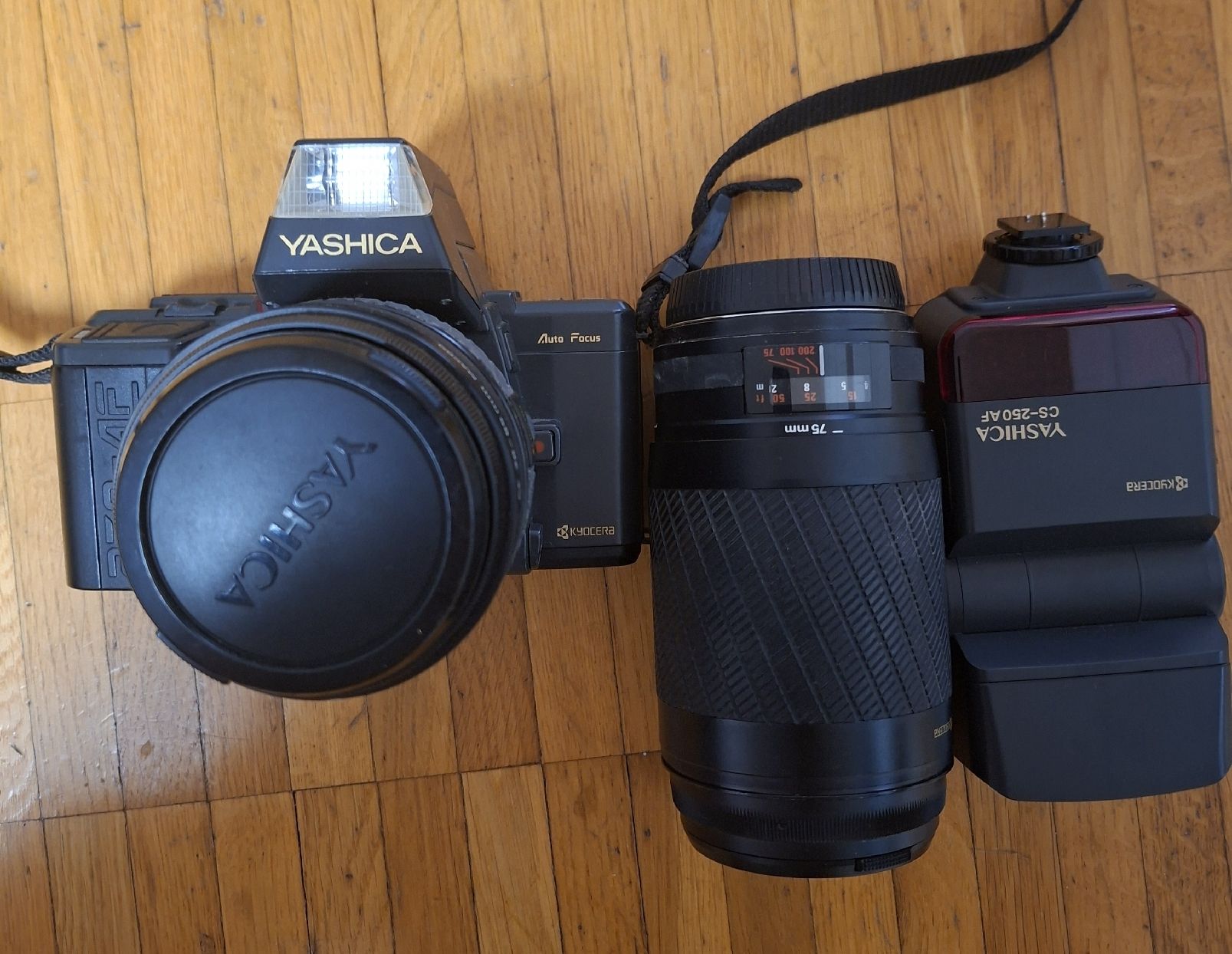 Appareil photo: Yashica Kamera mit Objektiv und Blitz – D'occasion à Affoltern am Albis par Broki-Albis 2