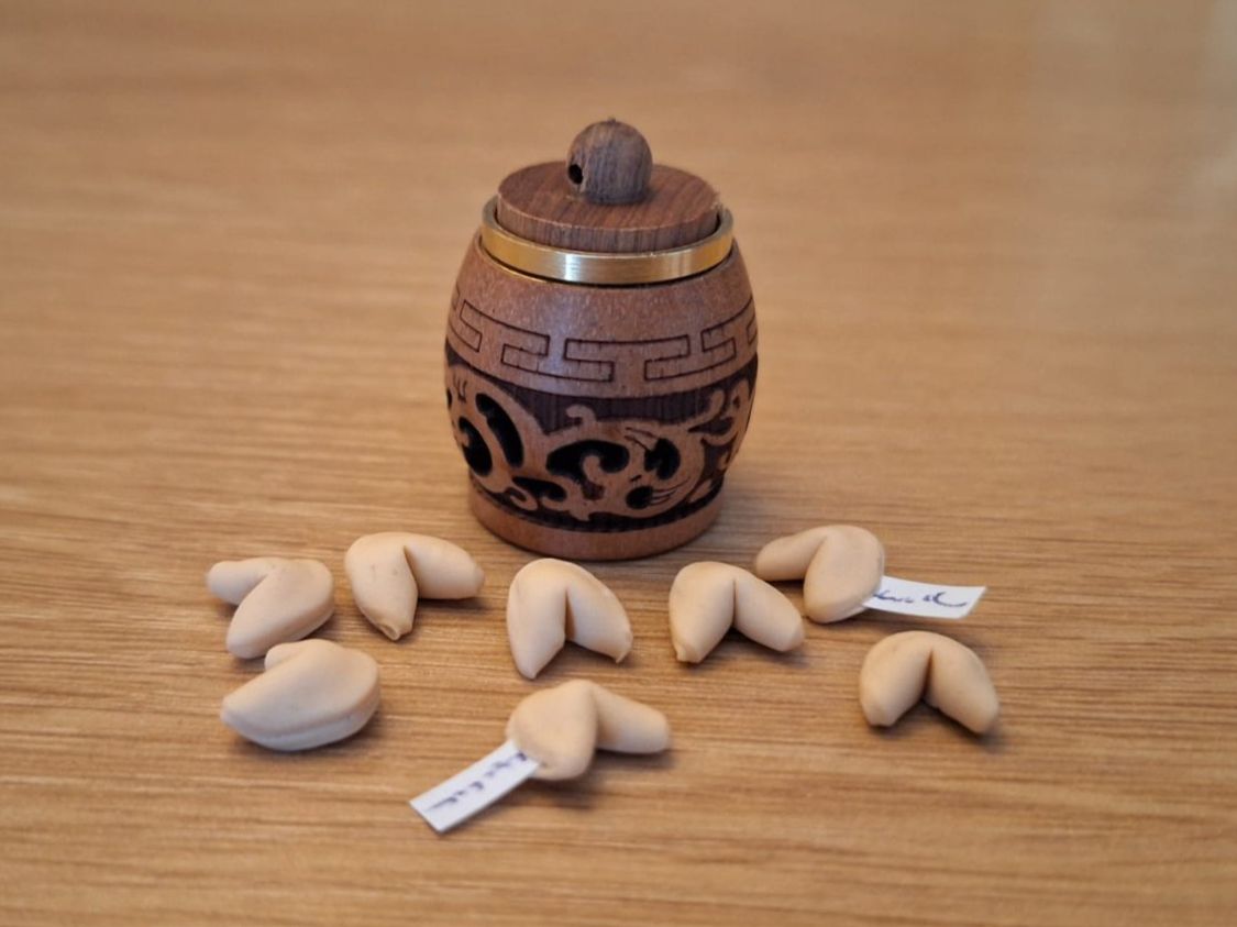 Puppenhäuser & -möbel: Handmade Glückskekse mit Holzdose – Neu (gemäss Beschreibung) aus Zürich von HandmadeTinyFood