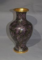 Cloisonnévase monochrom violett mit Chrysanthemenblüten