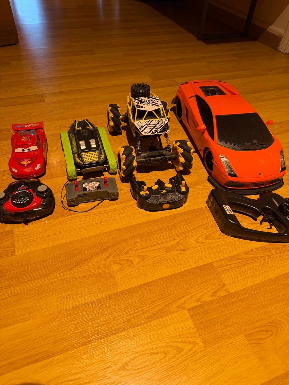 Modellismo RC: Lot de 4 VOITURES TÉLÉCOMMANDÉES - à réviser – Usato da Roche VD venduto da luc_jwm5