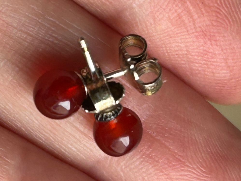 Orecchini pendenti & Orecchini a lobo: Silberohrenstecker mit rotem Stein – Usato da Dittingen venduto da Bellevista