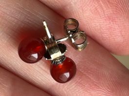 Silberohrenstecker mit rotem Stein