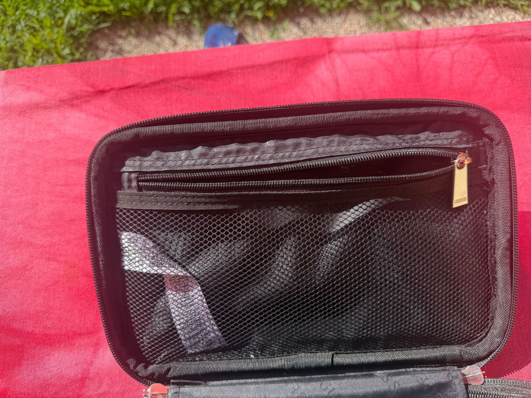 Guess Custodie per cosmetici: Guess - grosse Beauty Case - Neuwertig – Usato da Cugnasco venduto da tizianaq 6