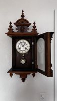 Wanduhr Holzgehäuse mit Pendel 