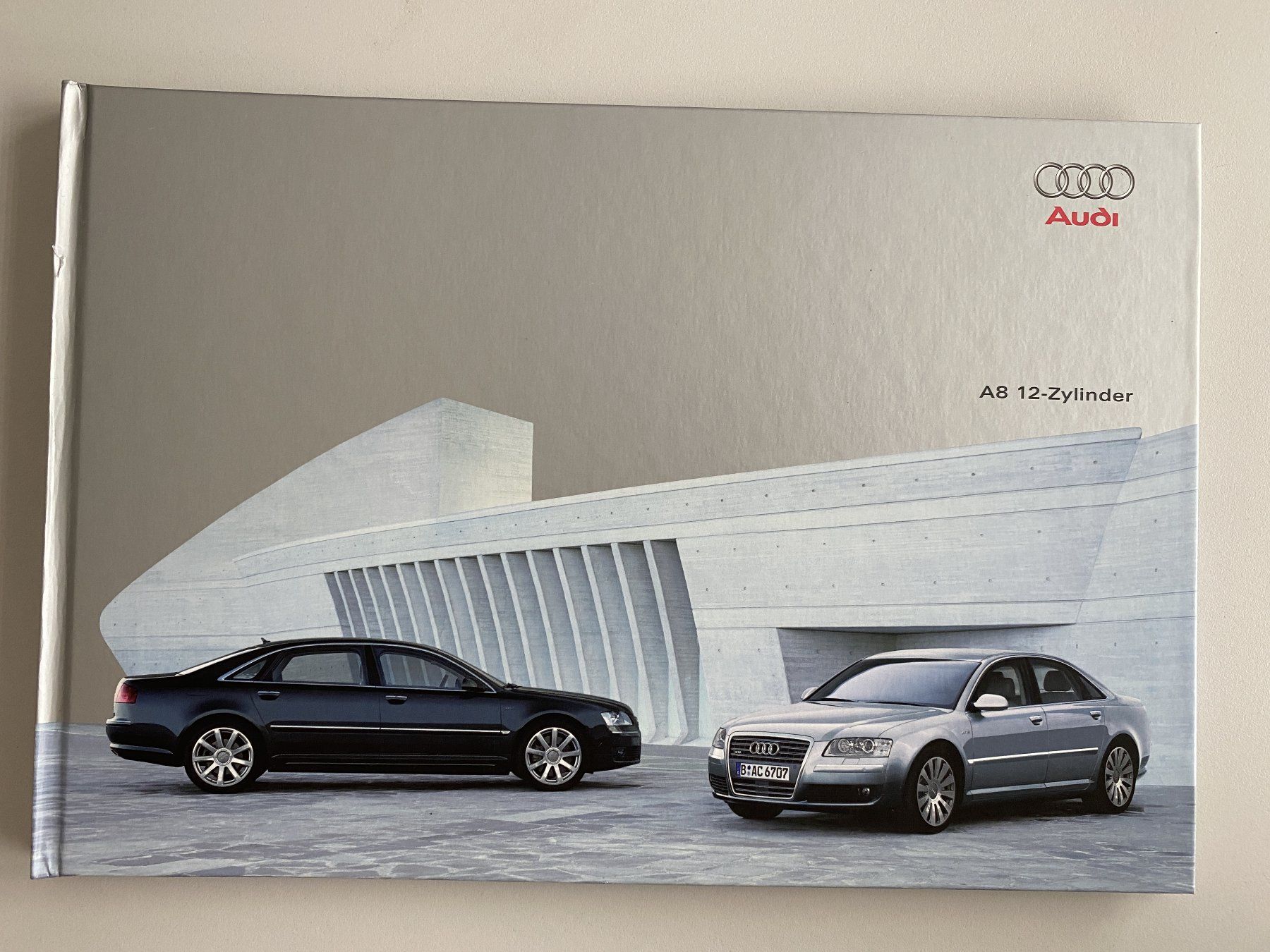 Riviste & Magazine: Audi A8 12-Zylinder Magazin (04.2005) – Usato da Alpnach-Dorf venduto da Hess-Automobile