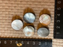 5 Perlmutt Knöpfe