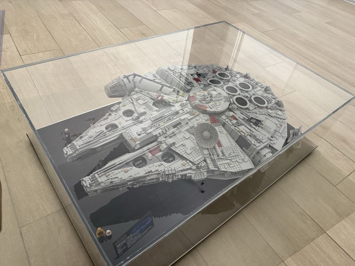 Lego Spielzeuge: Lego Millennium Falcon mites display case Star Wars – Gebraucht aus Coldrerio von Crivelli