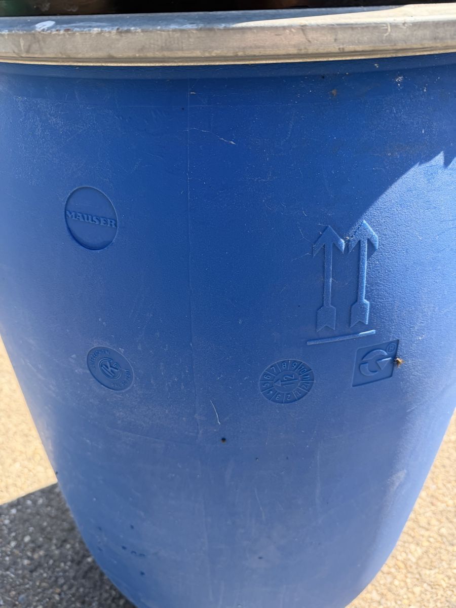 Accessori: Blauer Kunststofffass 200L mit Deckel – Usato da Grosswangen venduto da laTrulla 4