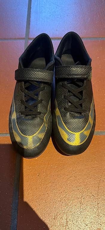 Chaussures hommes: Scarpe calcio con strappo – D'occasion à Agno par chg_82vs