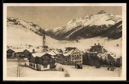 Zuoz, Ortsansicht mit Bergen im Hintergr