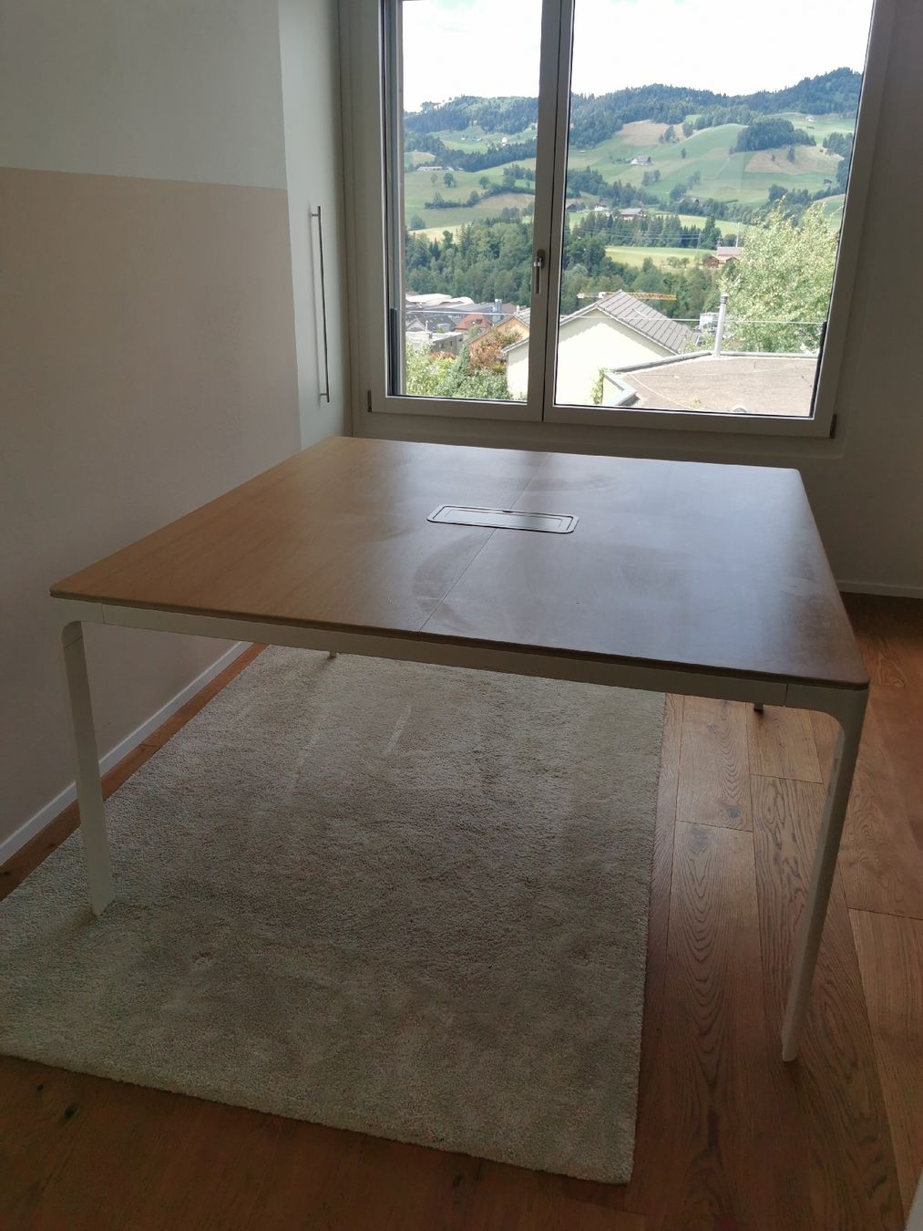Ikea Scrivanie: IKEA Schreibtisch mit Kabelmanagement 140x140 – Usato da Schüpfheim venduto da sandrabieri_90