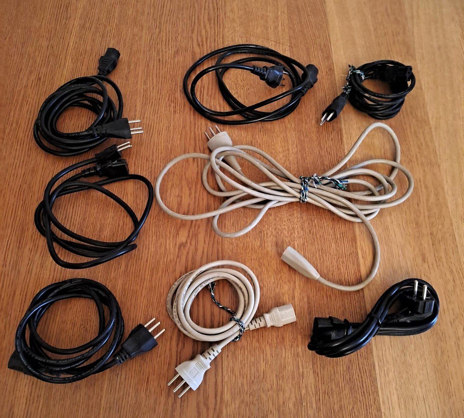 Cavi: Acht Netzkabel und vier Gerätekabel – Usato da Zürich venduto da leachim321