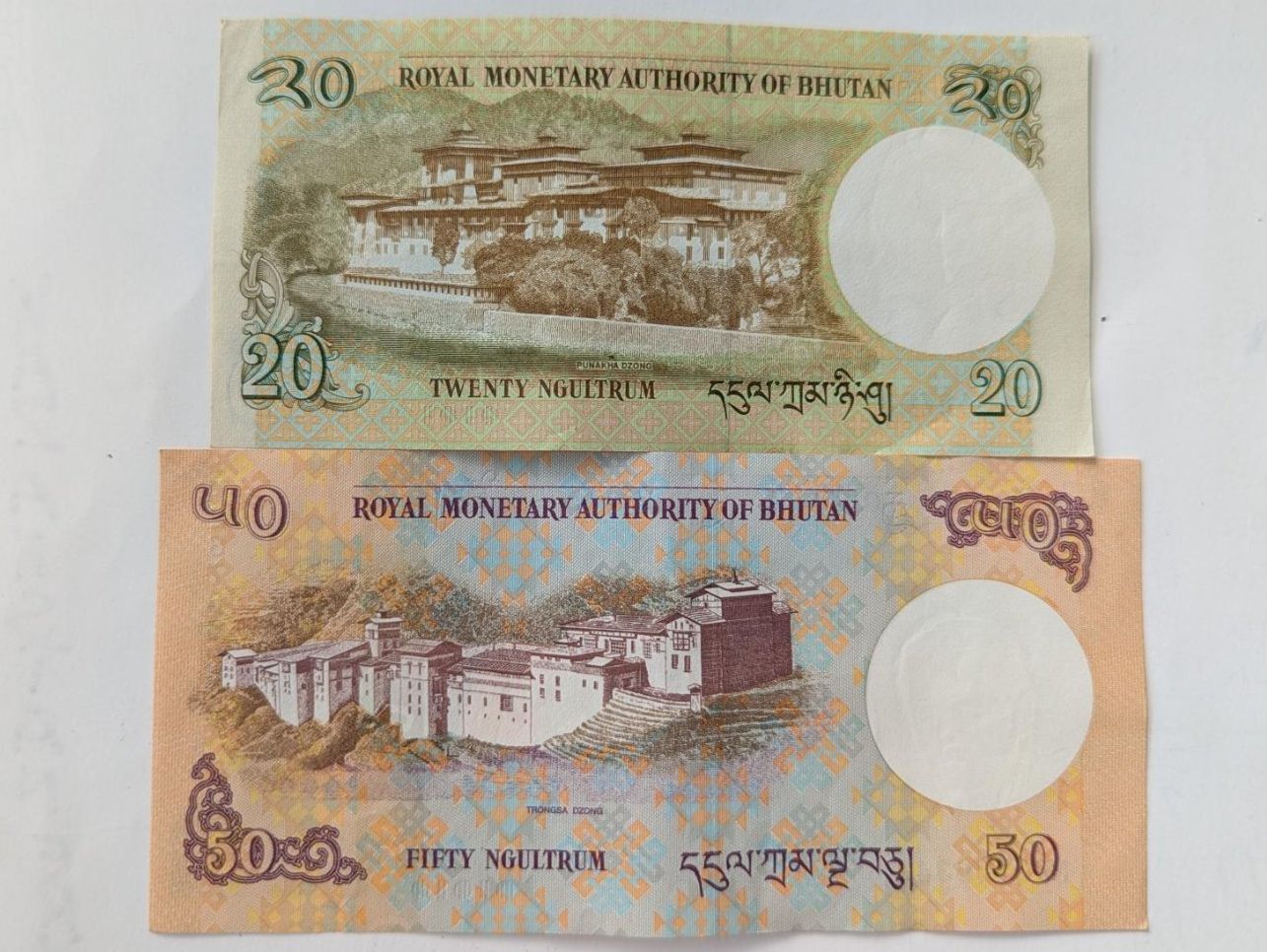 Billets de banque: Bhutan 2 banknotes,delivery mi September – D'occasion à Porrentruy par jmbechir 1
