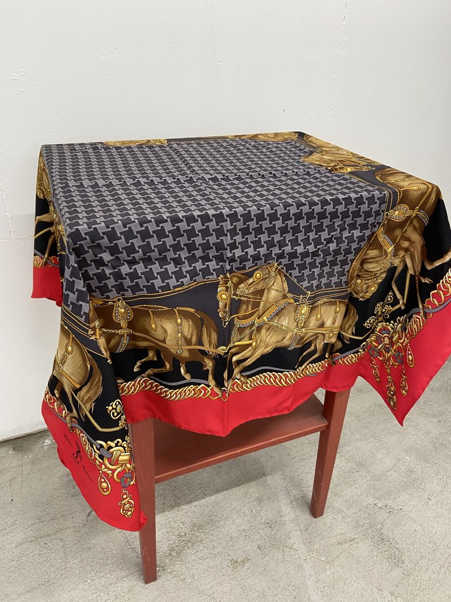 Maison Mollerus Foulard & Sciarpe: Maison Mollerus Seidentuch Pferde-Motiv – Usato da Dietikon venduto da brocki-eyra