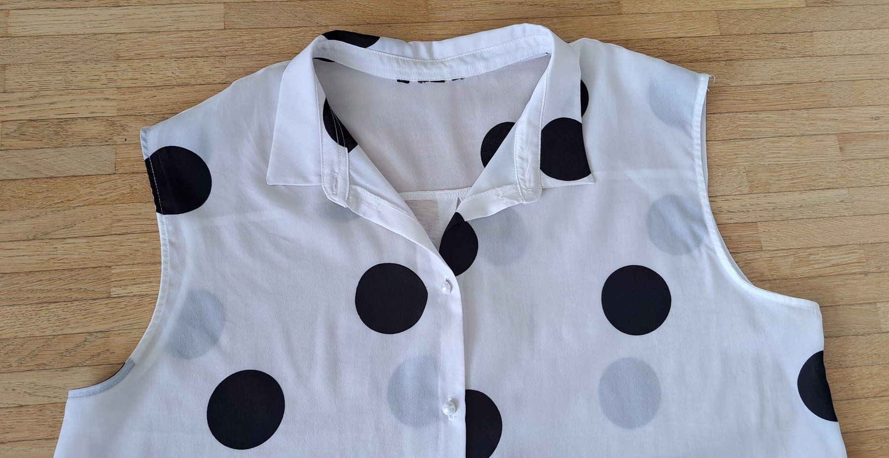 Top: Chemisier blanc à pois noirs. – Nuovo (secondo la descrizione) da Le Mont-sur-Lausanne venduto da olatiu 1