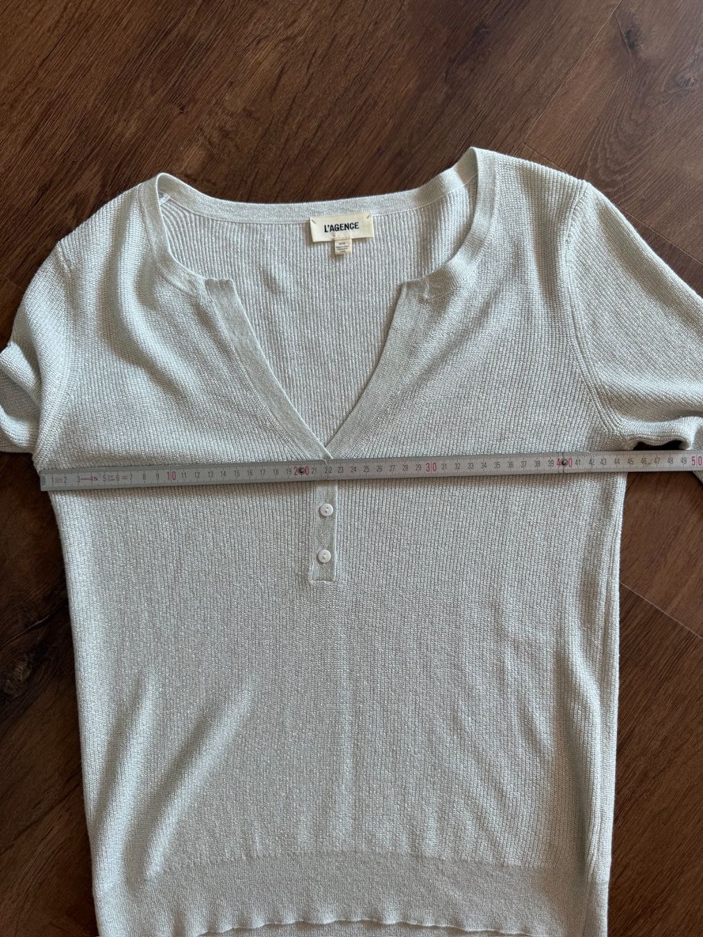 Top: L'agence v-neck top - M – Nuovo (secondo la descrizione) da St-Sulpice VD venduto da juhdu 3