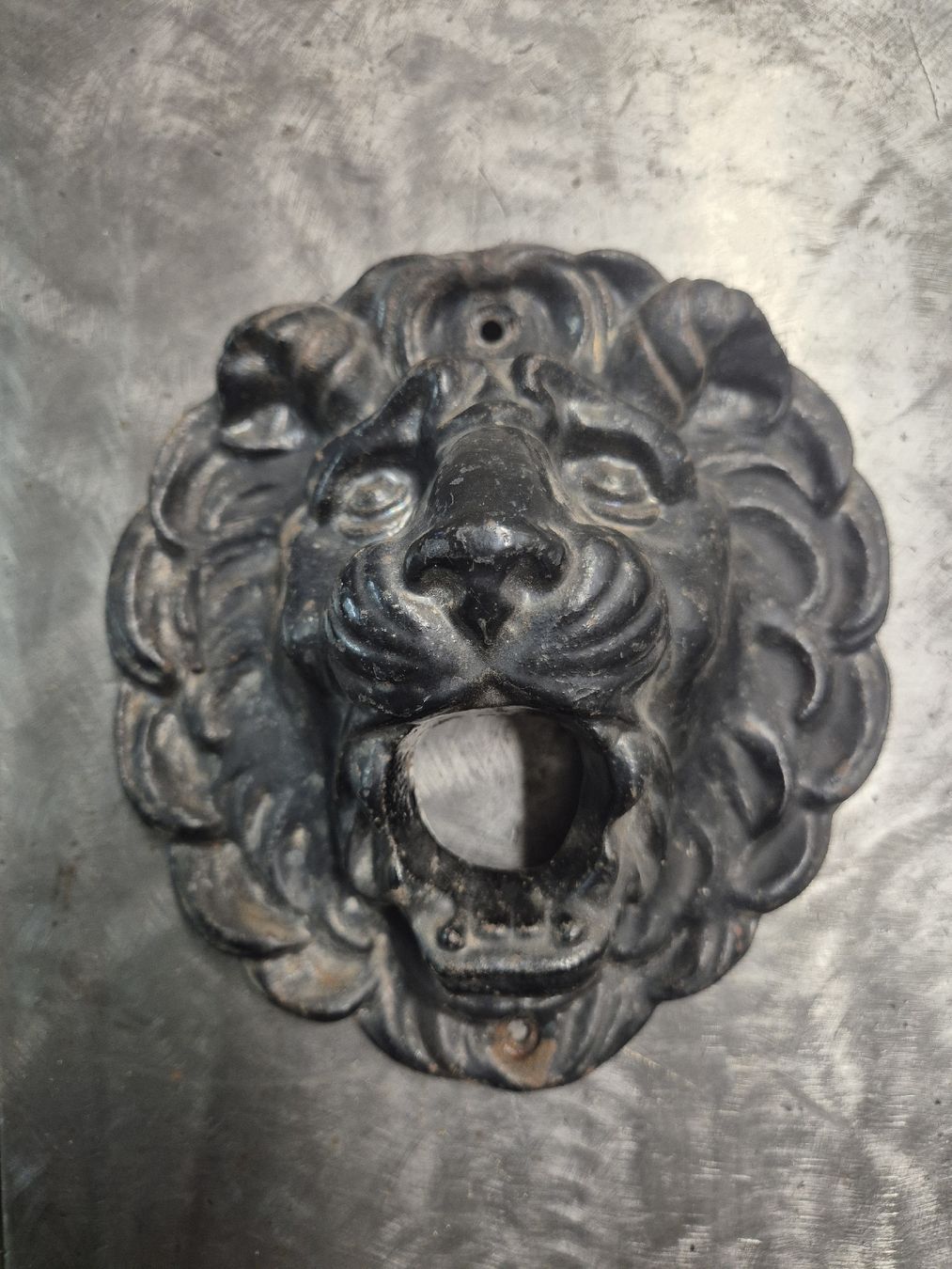 Skulpturen & Statuen: Tête de Lion en fer  – Gebraucht aus Le Locle von CHEGUA