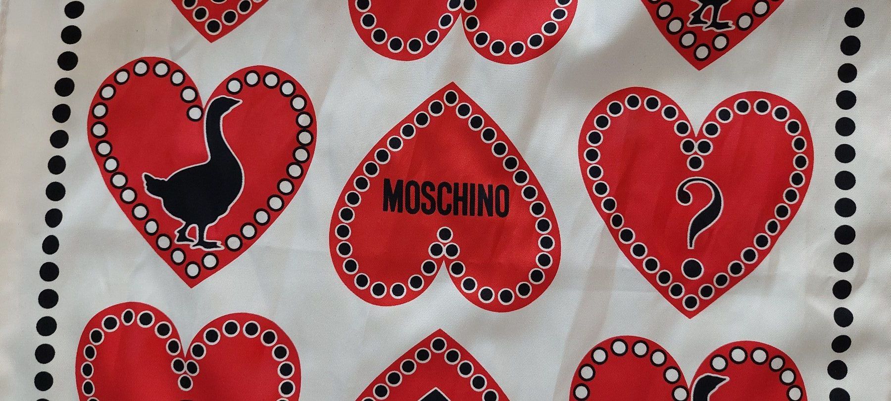 Foulards, Tücher & Schals: Stilvoller Schal im Moschino-Design – Gebraucht aus Schaffhausen von Robuco_93 1