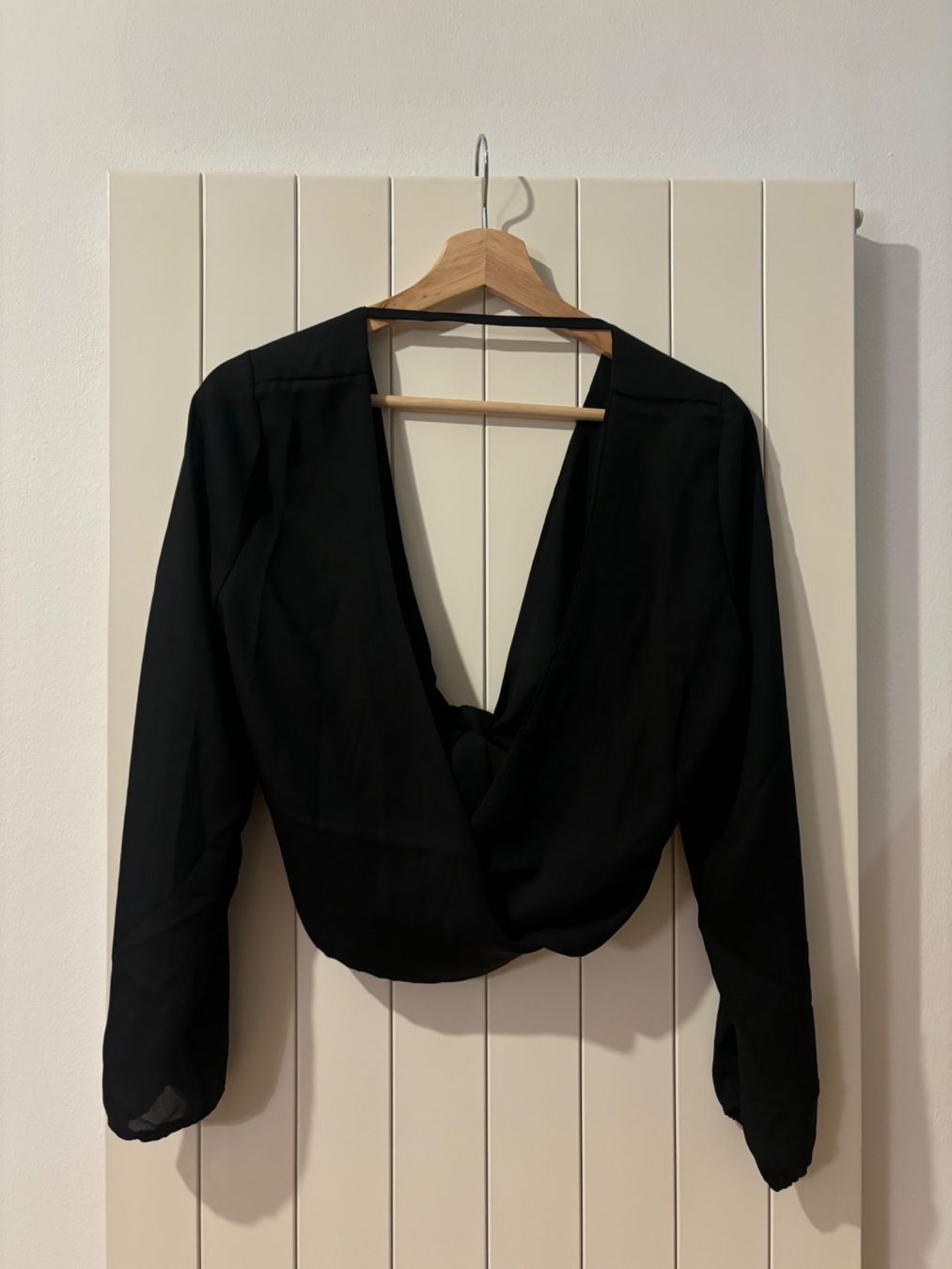 Blusen: Elegant Black Blouse with Open Back, Perfect Condition – Neu und originalverpackt aus Genève von chl_zc89 1