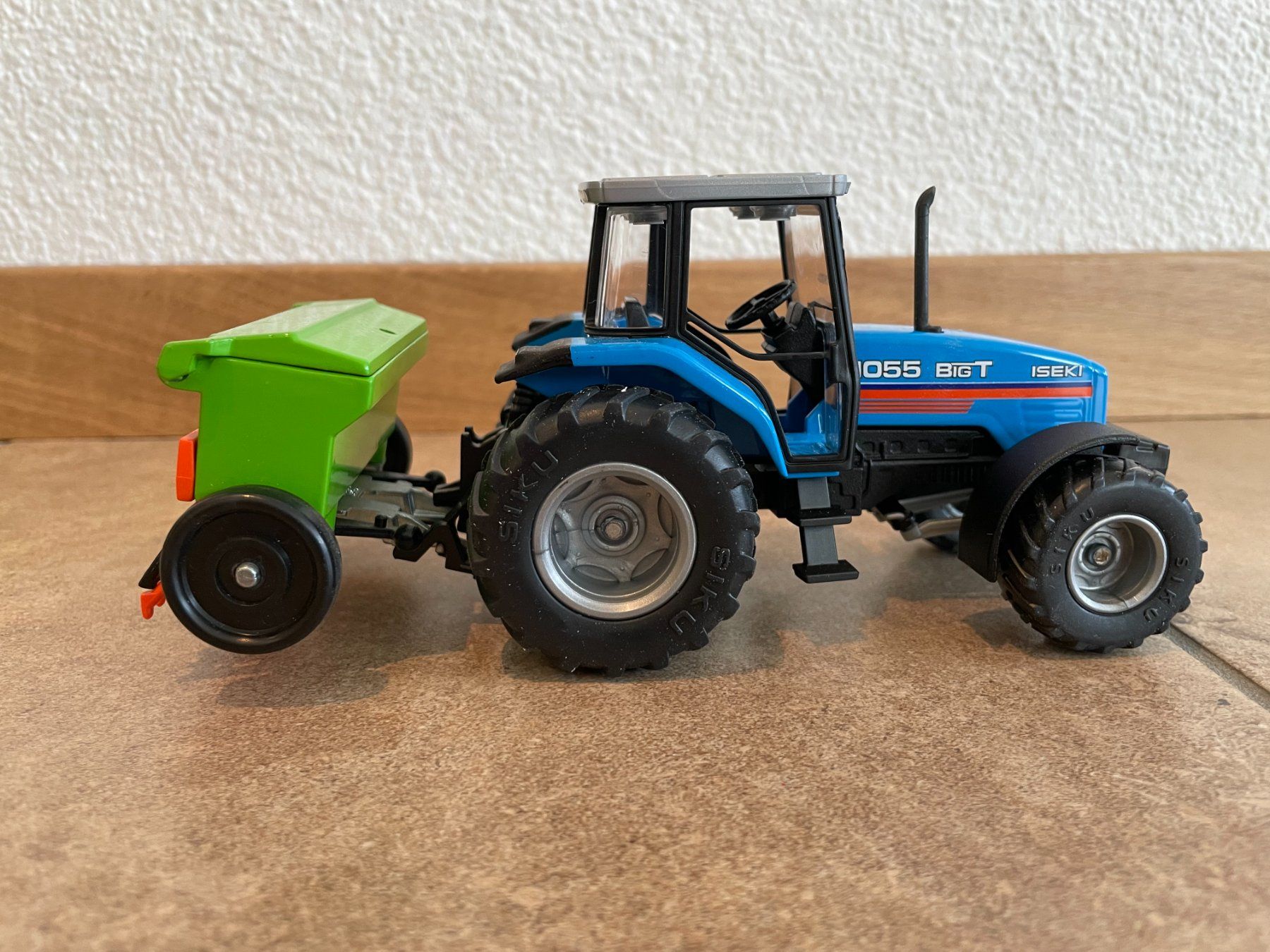 Iseki Trattori: SIKU Iseki BigT 1055 mit Amazone – Nuovo e nell'imballaggio originale da Kreuzlingen venduto da Stefan1150 3