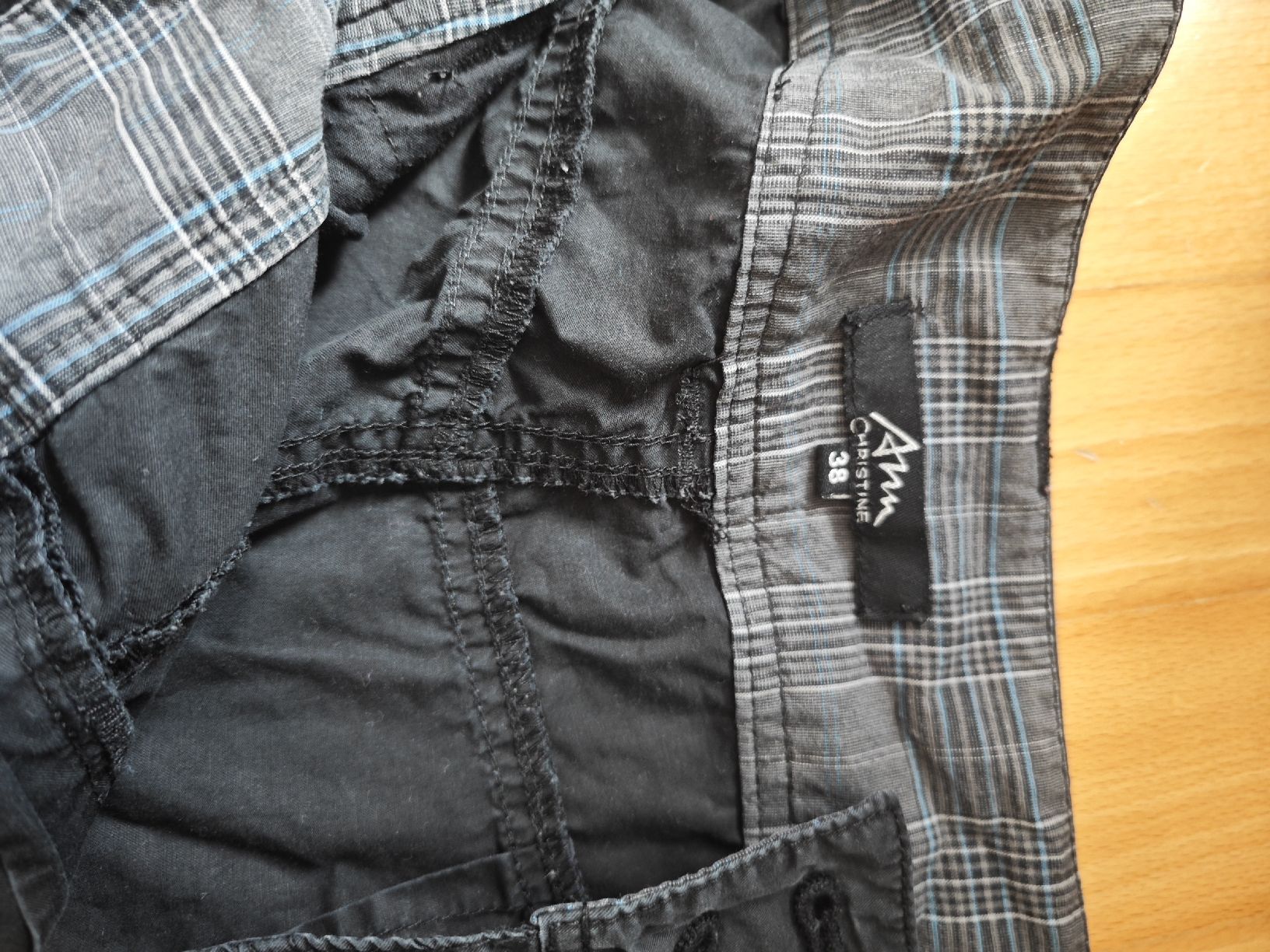 Pantaloni: Schwarze Hose, knielang, Grösse 38 – Usato da Sissach venduto da sasocla 1