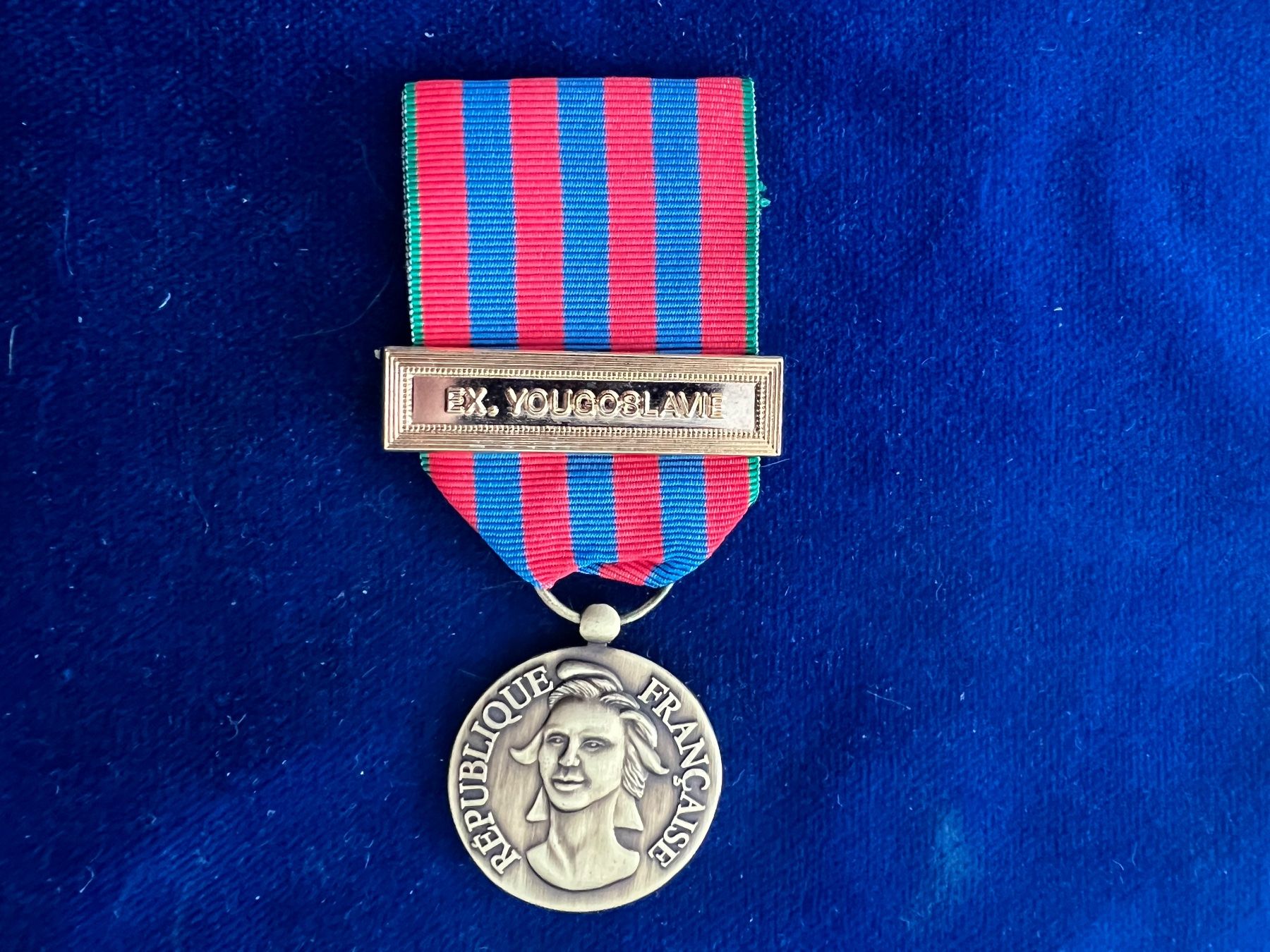 Medaillen: Medaille comemmorative francaise Ex Yugoslavie (KoA) – Gebraucht aus Hermetschwil-Staffeln von militaria-schweiz