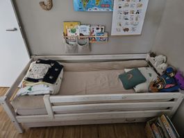 Kinderbett aus Holz mit Rausfallschutz guter Zustand