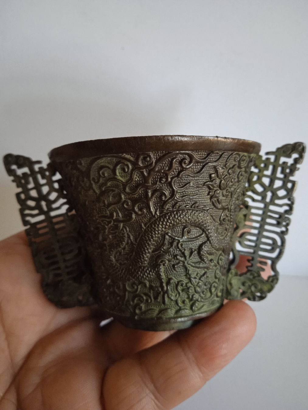 Vase & Récipients: Ein chinesischer Bronzebecher in Drachenform.  – D'occasion à Luzern par sse_hph5 7