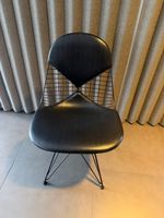Vitra Wire Chair in schwarz mit schwarzem Lederbesatz